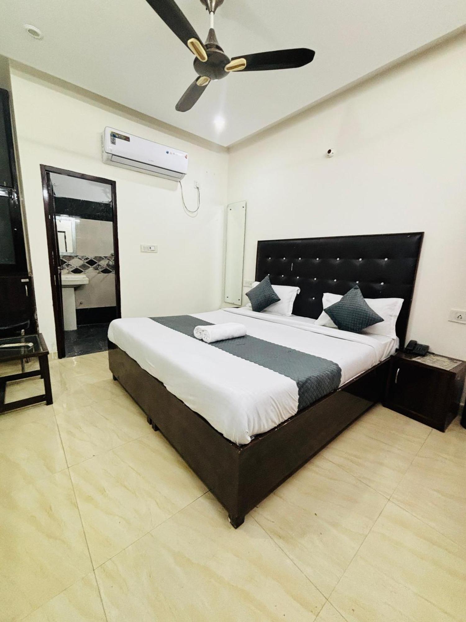 Hotel Kb Square Near Chandigarh Railway Station Buitenkant foto